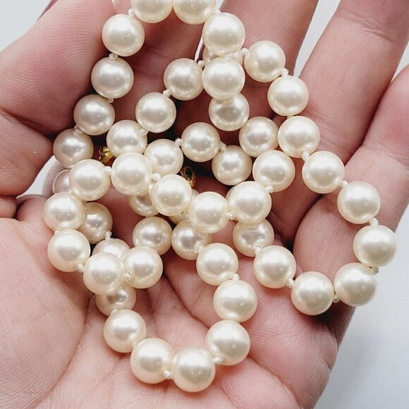 Vintage Glass Faux Pearl Necklace Knotted Fish Hook Clasp Soft White 20" Elegant - Picture 7 of 7